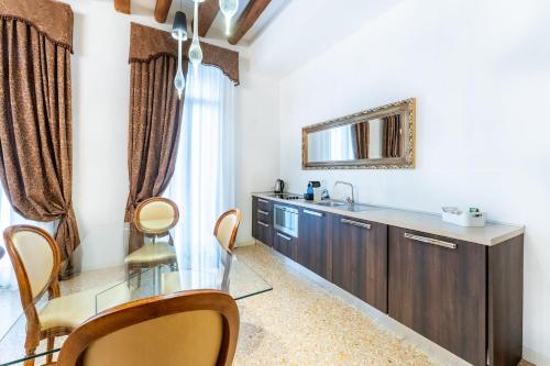 威尼斯圣特奥多罗宫 - 豪华公寓的浴室设有玻璃桌和镜子