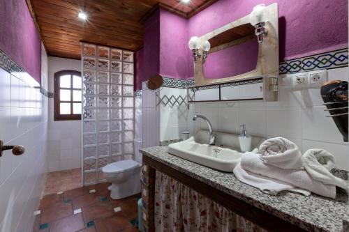 PaulencaApartamento Almazara de Paulenca的一间带水槽和卫生间的浴室