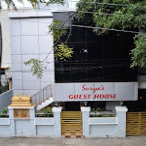 钦奈Surya's Guest House的一座带读取旅馆标志的建筑