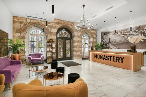 布达佩斯Monastery Boutique Hotel Budapest的大堂配有紫色家具和博物馆标志