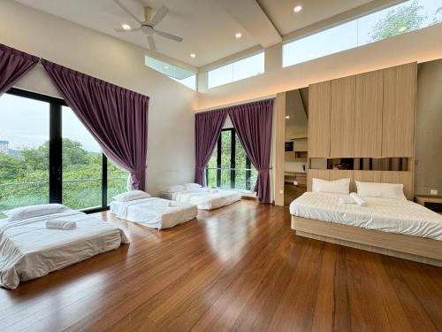 史里肯邦安Seri Kembangan Equine Villa with Pool by Iconique的一间卧室设有三张床和大窗户