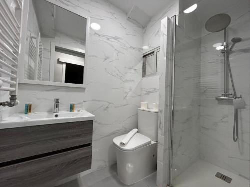 马德里Elegant 6 pax apartment in Plaza Eliptica - SM17的浴室配有卫生间、盥洗盆和淋浴。
