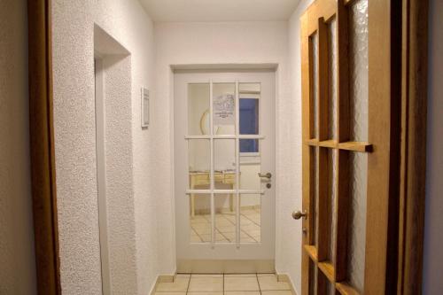 苏黎世Apartments zum Bühlhof (Julie)的走廊上设有白色门和窗户