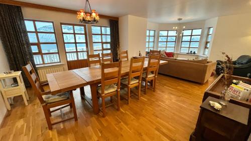 BíldudalurThe Guesthouse at Dynjandi Falls的用餐室以及带桌椅的起居室。
