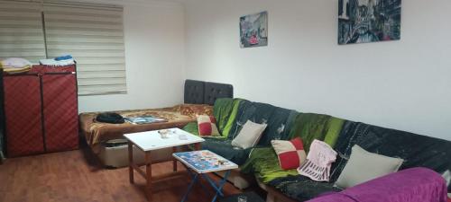 安塔利亚ROOMS AND APARTMENTS center of Antalya, beach, old town的客厅配有沙发和桌子