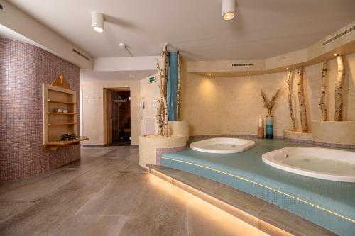 图克斯德尔瑞尼尔霍夫酒店的一间客房内带两个盥洗盆的浴室