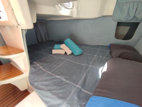 阿雷西费Ohana的小房间,地板上配有一张床和两个枕头