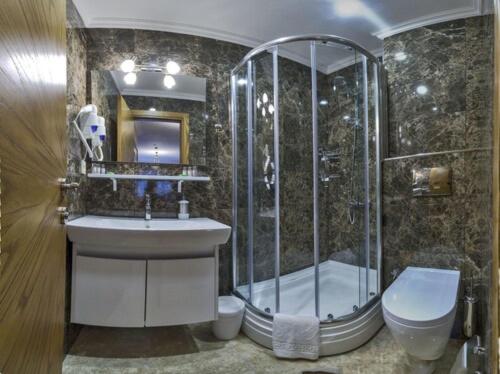 伊斯坦布尔Hotel Blisstanbul的带淋浴、盥洗盆和卫生间的浴室