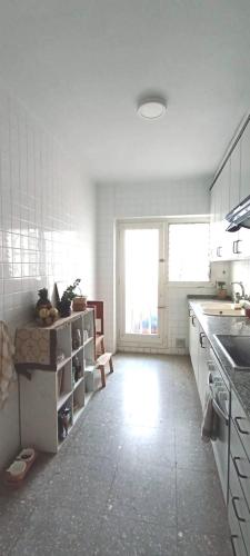 瓦伦西亚Chambre charmante chez habitant的白色的厨房设有水槽和台面