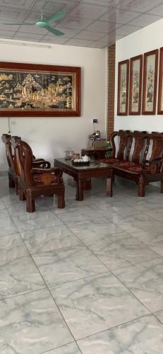 Sóc SơnHotel Thuý đông的客厅配有木制家具和桌子