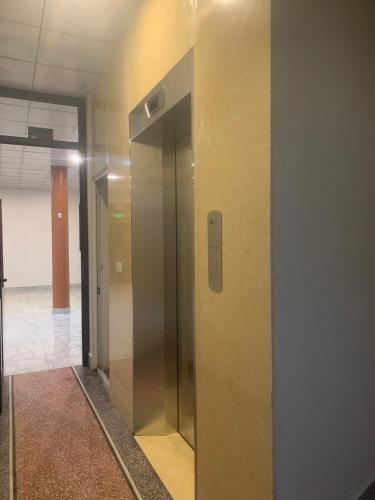 Sóc SơnHotel Thuý đông的办公室大楼的电梯,门开着