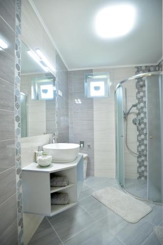 诺茨瓦约HUSZÁR VENDÉGHÁZ的白色的浴室设有水槽和淋浴。