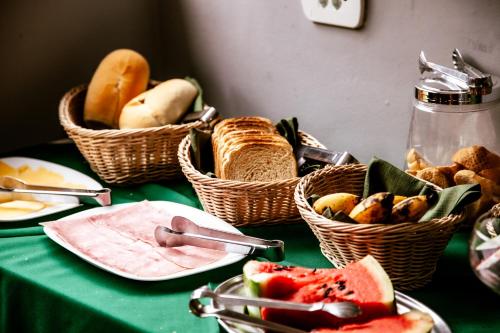 圣保罗瑞尔保利斯塔酒店的一张桌子上放着一篮面包和水果