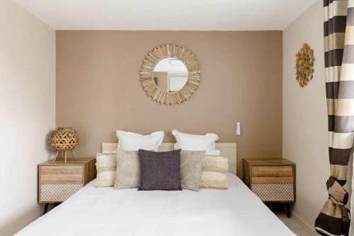 伊格涅La casa Irignoise的卧室配有一张带镜子的白色大床