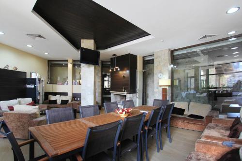 班斯科Alpine Lodge Bansko Apartments的一间带桌椅的用餐室