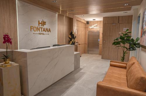 波哥大Hotel Fontana Bogotá的大楼内带前台大堂