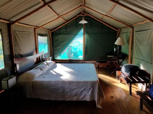 RanohiraSatrana Lodge的帐篷内一间卧室,配有一张大床