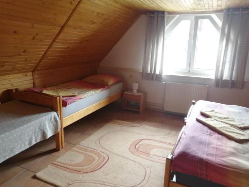 哈沃福卡Domček u Vojta的阁楼上的卧室配有两张双层床