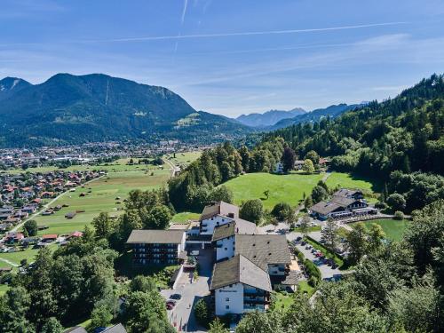 加尔米施-帕滕基兴里赛尔斯酒店的享有山区度假胜地的空中景致
