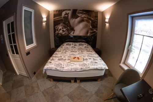 纳尔瓦Best apartments Narva的一间卧室配有一张壁画床