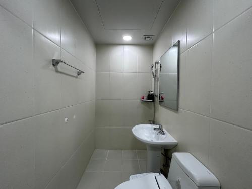 木浦市Hotel Bom的白色的浴室设有水槽和卫生间。