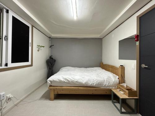 木浦市369 Motel的一间小卧室,配有床和窗户