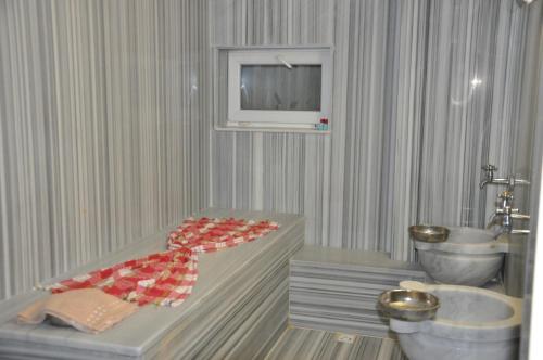 伊斯坦布尔岛屿酒店的带浴缸和水槽的浴室以及电视。