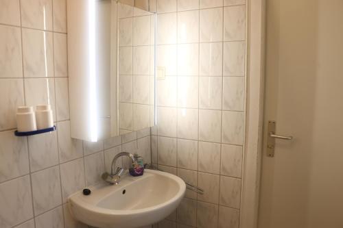 埃森City 2- room flat near uni and Limbecker Platz的白色的浴室设有水槽和镜子