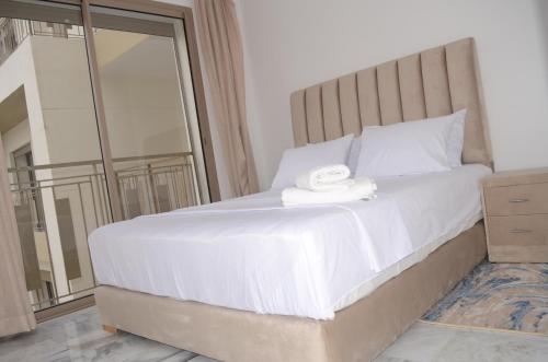 卡萨布兰卡Luxury apartment fully furnished的卧室配有一张带镜子的白色大床