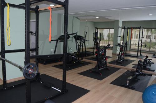 卡萨布兰卡Luxury apartment fully furnished的一间健身房,配有数台跑步机和举重器材