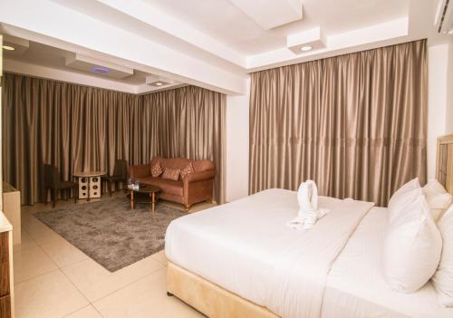 锡卜Diamond Star Hotel فندق النجمة الماسية的酒店客房,配有床和沙发