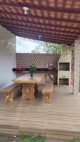 圣阿马鲁Casa de Temporada de Amaro的木甲板上的野餐桌和长椅