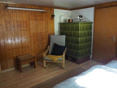 迈林根Appartement Gmeindmatte的一间带椅子和桌子的房间以及一扇门