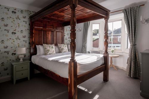 巴德利索尔特顿金斯阿姆斯奥特敦宾馆的一间卧室设有天蓬床和窗户。