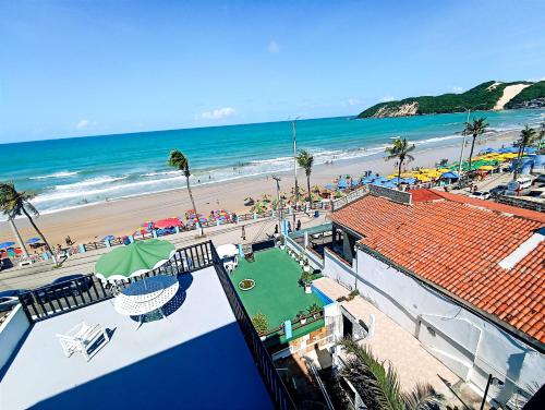 纳塔尔Ponta Negra Suites & Apart的从度假村的阳台上可欣赏到海滩景色