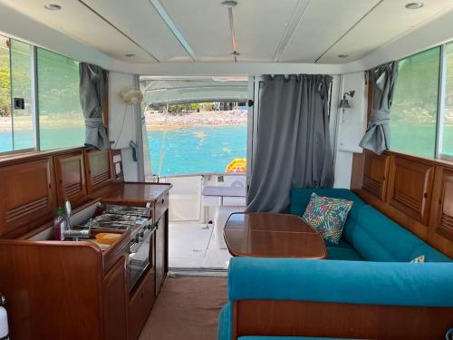 GourbeyreBateau double cabine proche de la plage的船上带蓝色沙发的客厅