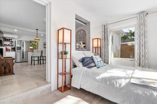 劳德代尔堡Private Fort Lauderdale cottage的一间卧室设有一张床和一间客厅。