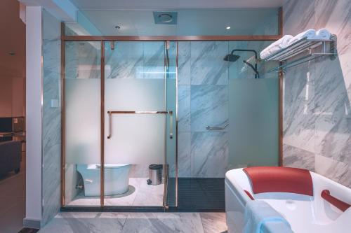 皮乌拉Lyz Business Hotel Piura的浴室设有玻璃淋浴间和卫生间