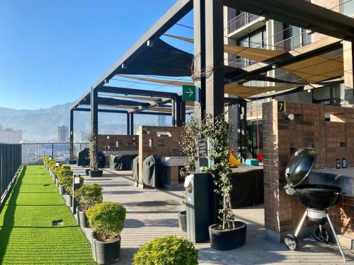 蒙特雷New luxury and comfort apartment, fully furnished in Monterrey Centro. (Includes: Pool, Parking lot, A.C., WiFi, Gym)的建筑物屋顶上一排盆盆栽植物