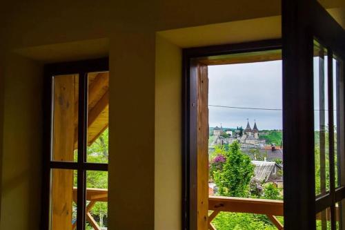 卡缅涅茨-波多利斯基Tisnyi 7 Guest House的从窗户可欣赏到城堡的景色