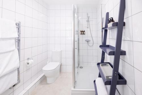 圣赫利尔泽西萨克泽西梅林大厦酒店的带淋浴和卫生间的白色浴室