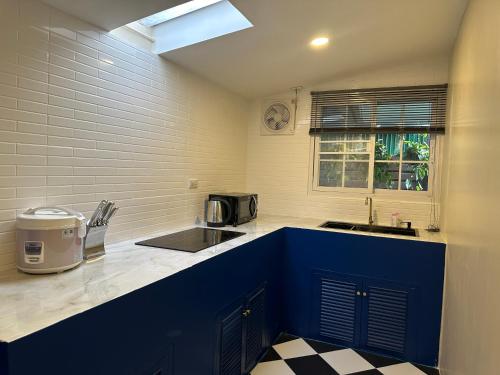 清迈Luxury Thai Escape的厨房配有蓝色的柜台和水槽