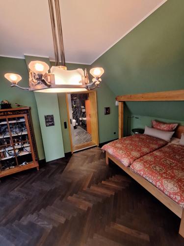 巴登-巴登Bed & Breakfast Grünes Gold am Leisberg的一间卧室配有一张床和一面大镜子