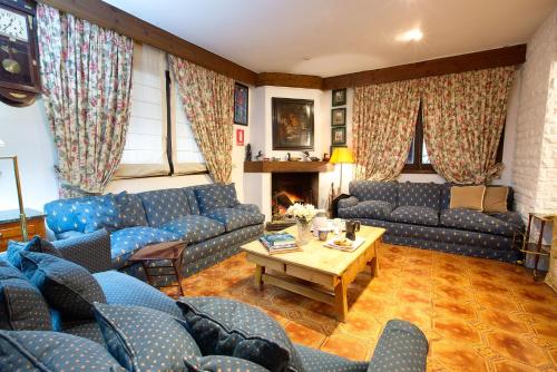 昆卡Complejo Rural Victory的客厅配有蓝色的沙发和桌子