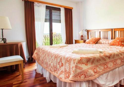 MontsonisCal Martí的一间卧室设有一张大床和一个窗户。