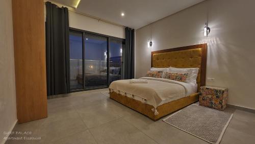 索维拉SURF PALACE BEACHFRONT APARTMENT Essaouira的一间卧室设有一张床和一个大窗户