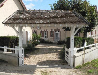 Villefranche-Sur-CherLa Petite Tuilerie的前面有凉亭的白色房子