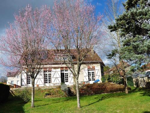 Villefranche-Sur-CherLa Petite Tuilerie的前面有两棵树的白色房子