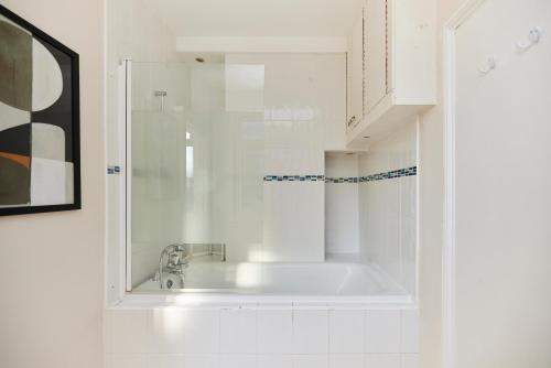伦敦The Elmington Estate Place - Elegant 1BDR Flat的白色的浴室设有水槽和淋浴。