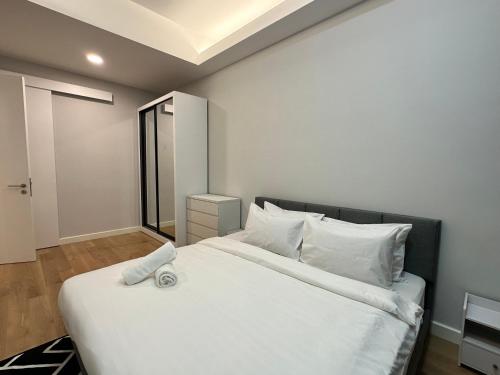 吉隆坡Sentral Luxury Suites KL的卧室配有白色大床和白色枕头